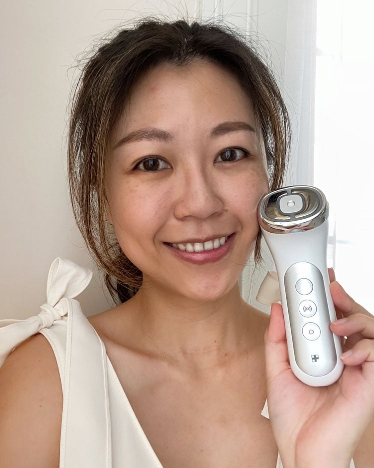 bare faced and holding the Medicube Age-R Ussera Deep Shot