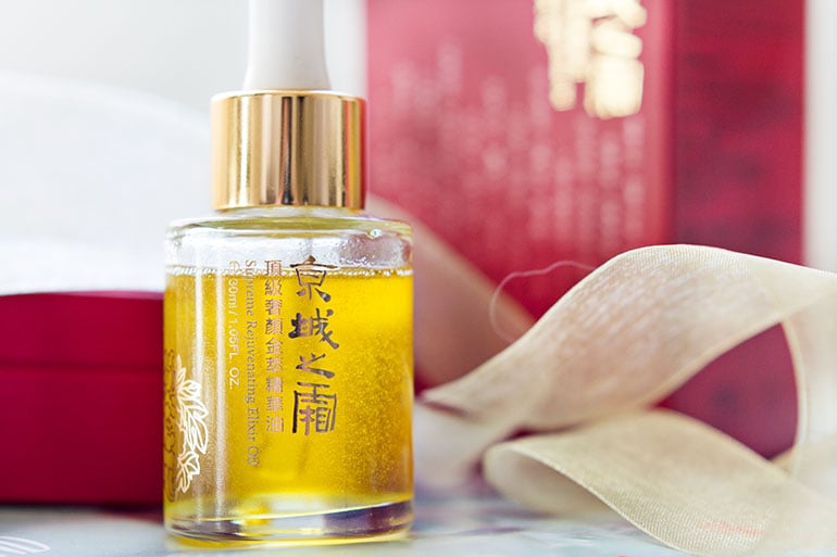 Liquid gold for my skin - The Naruko Supreme Rejuvenating Elixir Oil